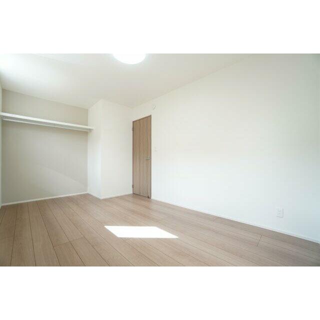 2階7帖洋室。アクセントクロスの色や柄でお部屋の雰囲気を変えています。