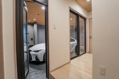 お部屋からガレージへの動線もスムーズです