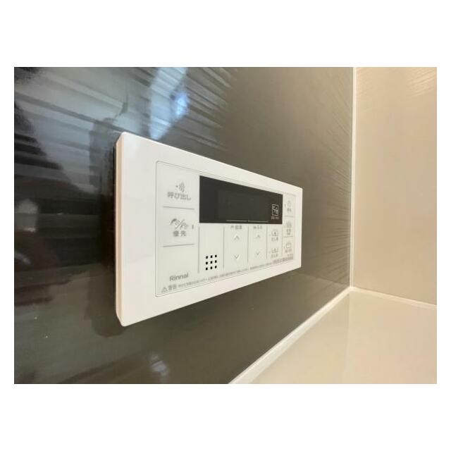 ボタンひとつでお湯張りや追い焚き、温度調整までしてくれる便利なオートバス機能付き