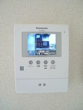 【インターホン】来訪者を映像で確認できるテレビモニター付インターホンです☆