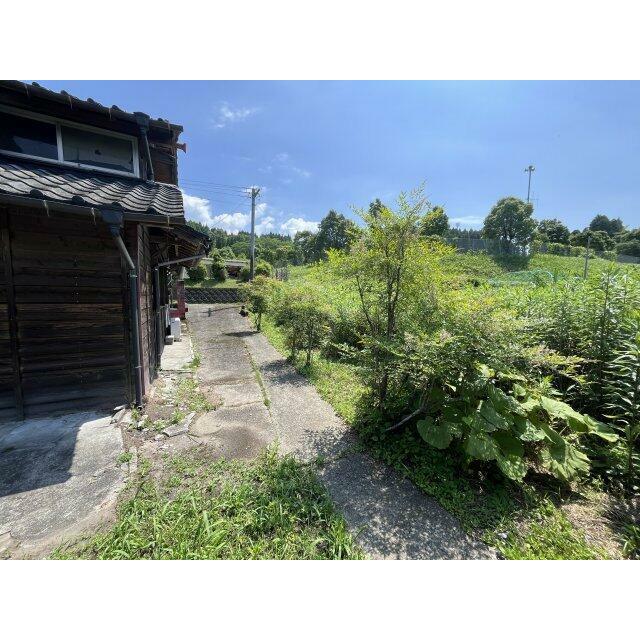 お隣は空き地です。
