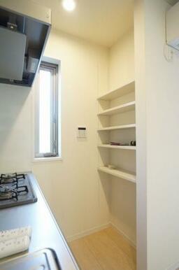 【キッチン】キッチンにはたくさんの収納スペースが確保されており、とても使い勝手の良い配置となっており