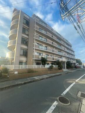 閑静な住宅街に佇む、曲線美が印象的なマンション。開放的なバルコニーで、空の広がりを感じる暮らしを始め