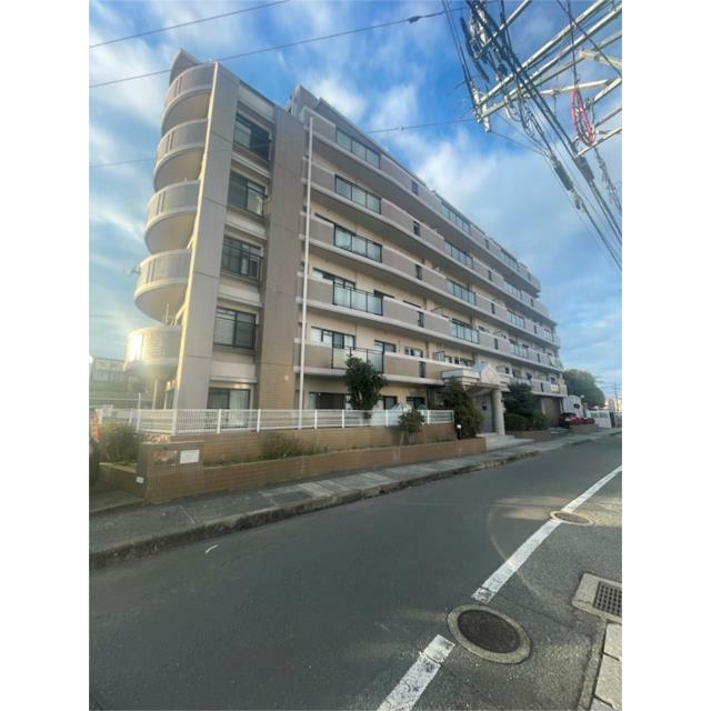 閑静な住宅街に佇む、曲線美が印象的なマンション。開放的なバルコニーで、空の広がりを感じる暮らしを始め