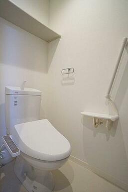 洗浄機能付き暖房便座設置、上部には棚がございます。