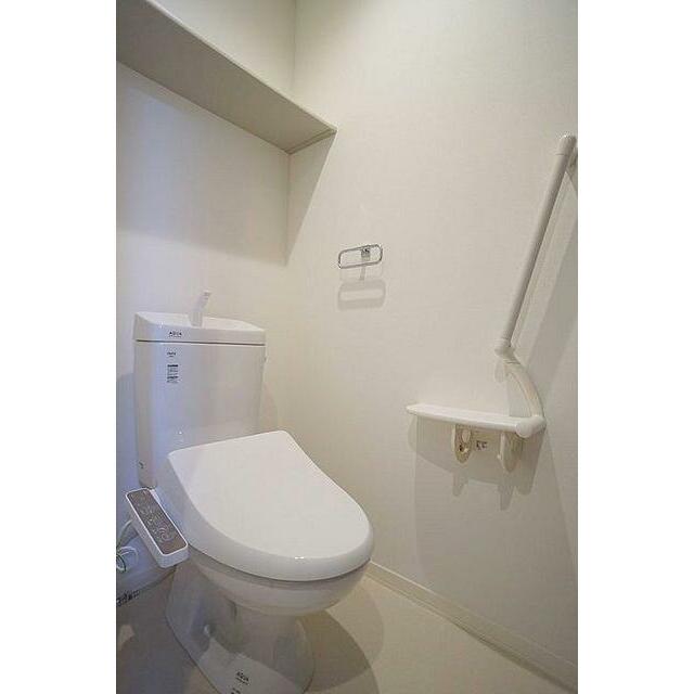 洗浄機能付き暖房便座設置、上部には棚がございます。