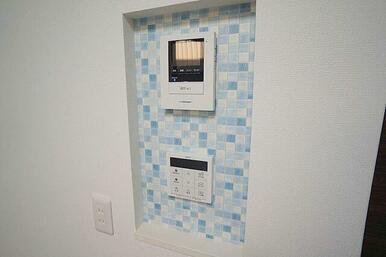 モニター付きインターホンを設置しております。