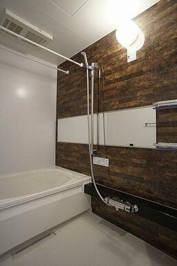 アクセントパネルを採用、浴室乾燥暖房機付き。