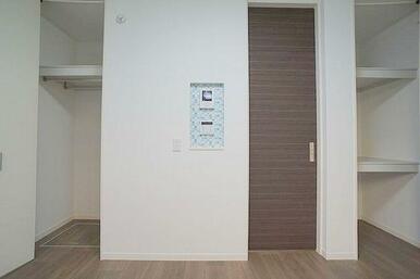 部屋奥にはハンガーパイプが前後２列に配置された収納がございます。