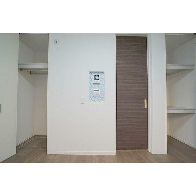 部屋奥にはハンガーパイプが前後２列に配置された収納がございます。