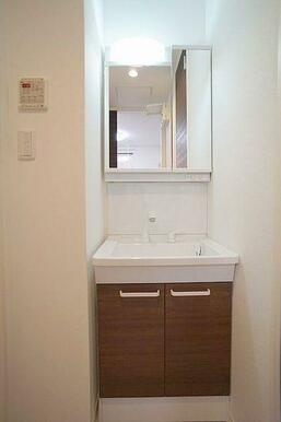 洗髪洗面化粧台を設置、鏡の中は収納となっており、小物を収納可能です。