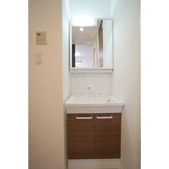 洗髪洗面化粧台を設置、鏡の中は収納となっており、小物を収納可能です。