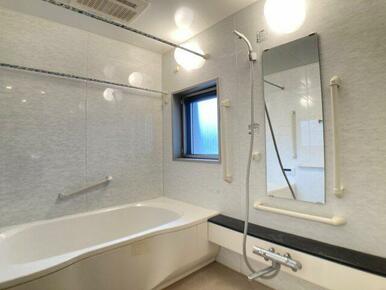 1620サイズのゆったり浴槽のユニットバス。浴室暖房機換気乾燥機能、マンションには珍しい窓付きです！