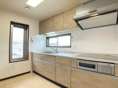 ルーフバルコニーへ出入りできるIHコンロのキッチンです。小窓もあり明るく開放的な空間です！