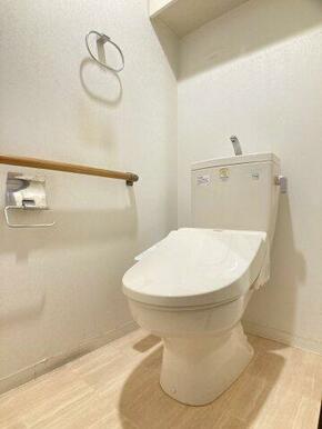 温水洗浄暖房機能付き便座のトイレ。上部収納もあり、空間をスッキリ広くご利用いただけますね。