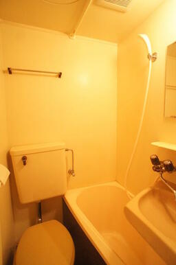 白を基調にした空間で清潔感のあるトイレです♪