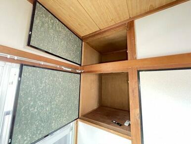 お部屋に収納スペースがございます！
