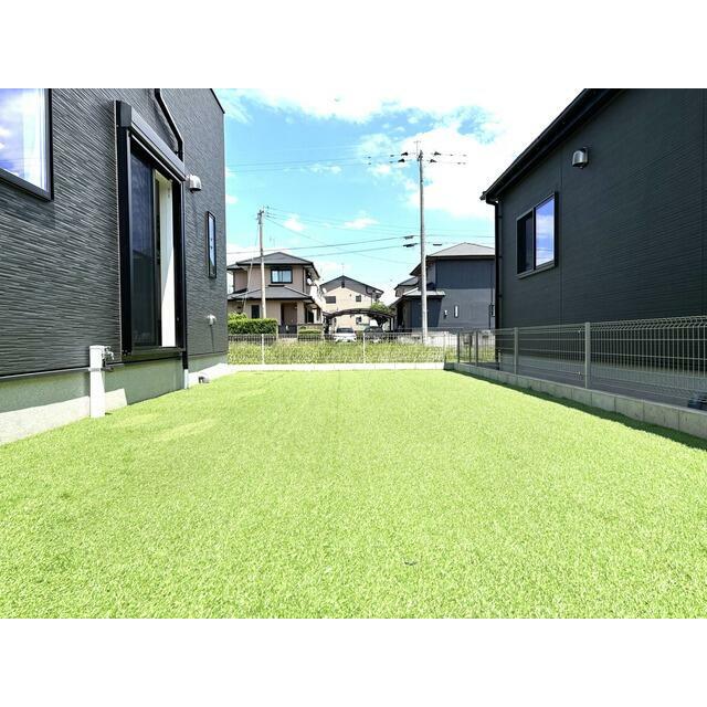 ３号棟　庭　きれいなグリーンでおしゃれ(人工芝)