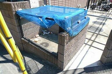 １階エントランス前にある専用ゴミ置き場です。