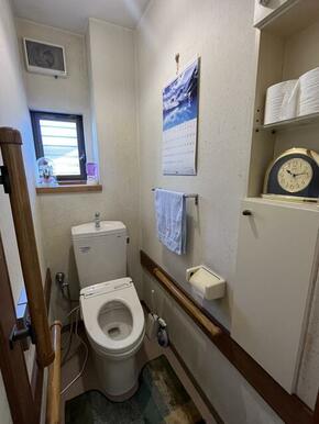 １階トイレ　温水洗浄付きのトイレになります