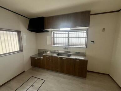 窓のある明るいキッチン、フラットで作業がしやすそう！