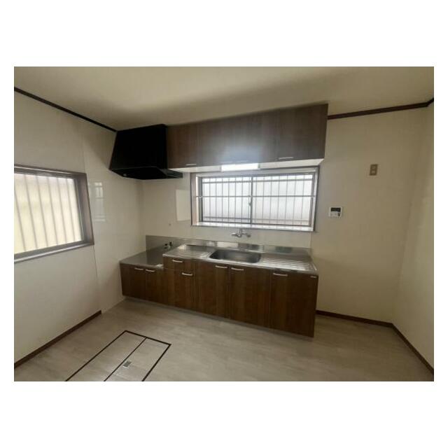 窓のある明るいキッチン、フラットで作業がしやすそう！