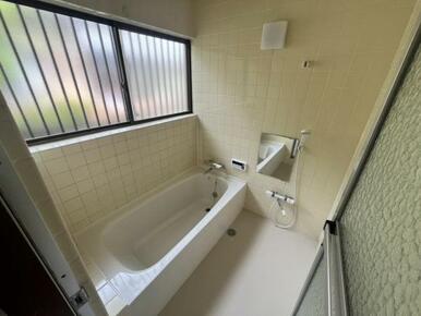 1日の疲れを癒してくれる浴室は、窓のある開放的な空間＾＾