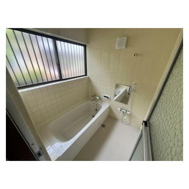 1日の疲れを癒してくれる浴室は、窓のある開放的な空間＾＾