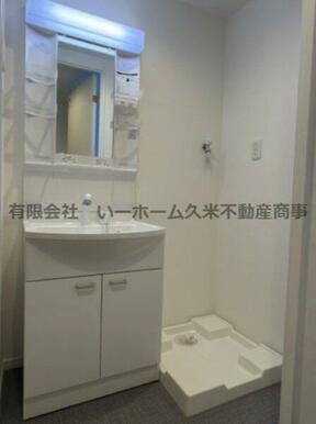 ゆったりとスペースのある洗面所