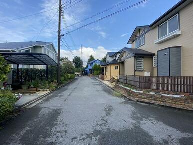 接道道路と周囲の街並み　北側道路