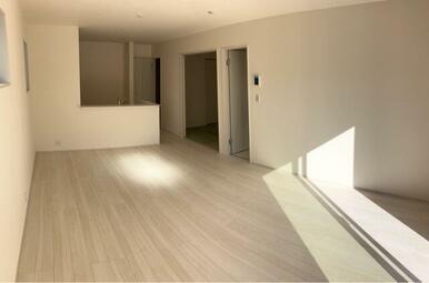 リビングはお気に入りのソファやクッションでくつろげる空間に（2号棟）