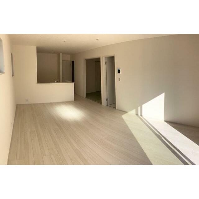 リビングはお気に入りのソファやクッションでくつろげる空間に（2号棟）