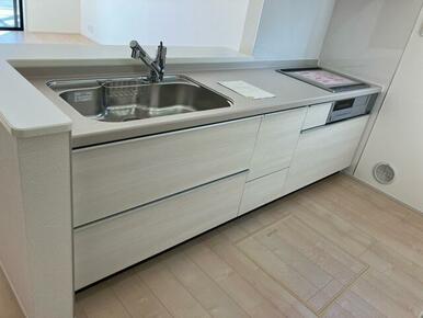 表面フラットのIHは、吹きこぼれや油はねもささっとお手入れ（1号棟）