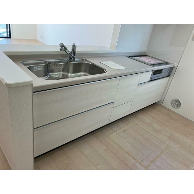 表面フラットのIHは、吹きこぼれや油はねもささっとお手入れ（1号棟）