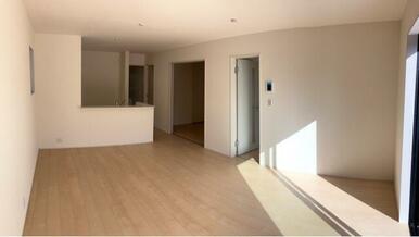 家具のデザインや配置でリビングの印象は大きく変わります。ぜひ自分の感性に合う空間を（1号棟）