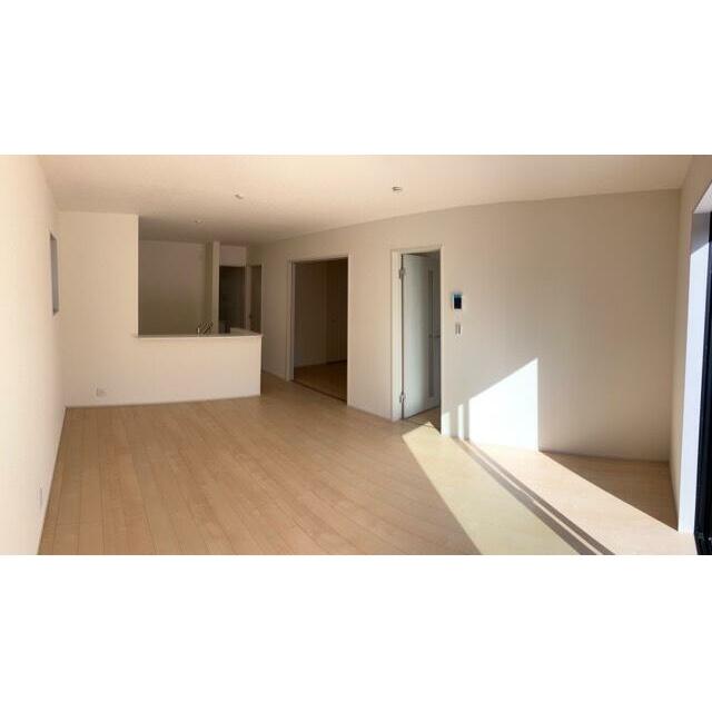 家具のデザインや配置でリビングの印象は大きく変わります。ぜひ自分の感性に合う空間を（1号棟）