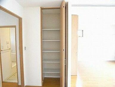 ＬＤＫには細かい収納が備え付け