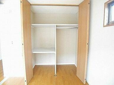 枕棚タイプと洋服をかけたまま収納できるハンガーポール付き