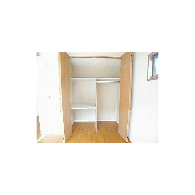 枕棚タイプと洋服をかけたまま収納できるハンガーポール付き