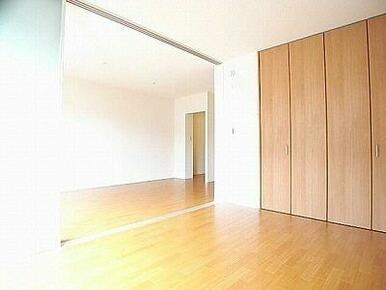 洋室とＬＤＫは間仕切りドアで仕切ることができます。