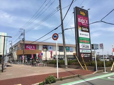 スーパーベルクス稲毛天台店、１００円ショップやファミレスも併設です