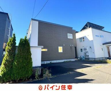 並列で車３台駐車可能です。