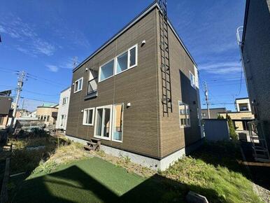 南側には庭のスペースもございます。