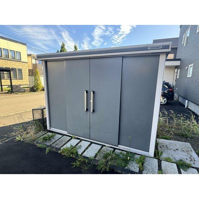 自転車も入る大型物置つき。