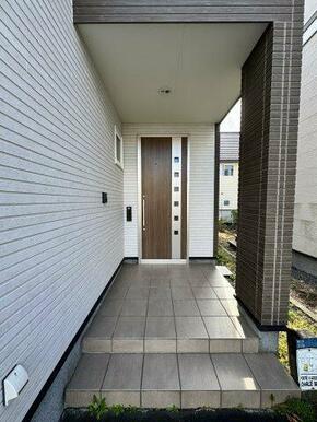 雨避けにもなる玄関。