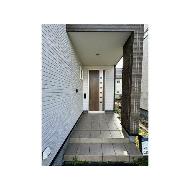 雨避けにもなる玄関。