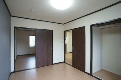 収納はハンガーパイプ付きでございます