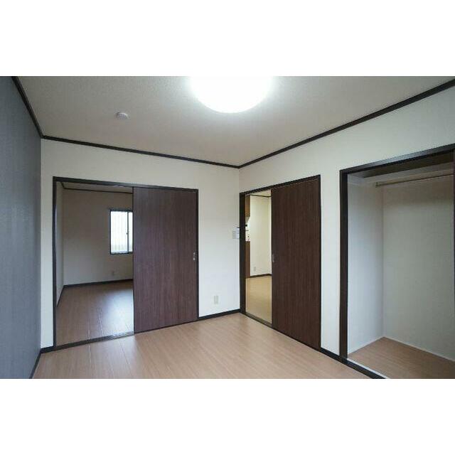 収納はハンガーパイプ付きでございます