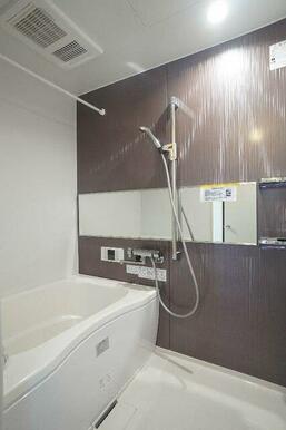 浴室はアクセントパネルを採用しております