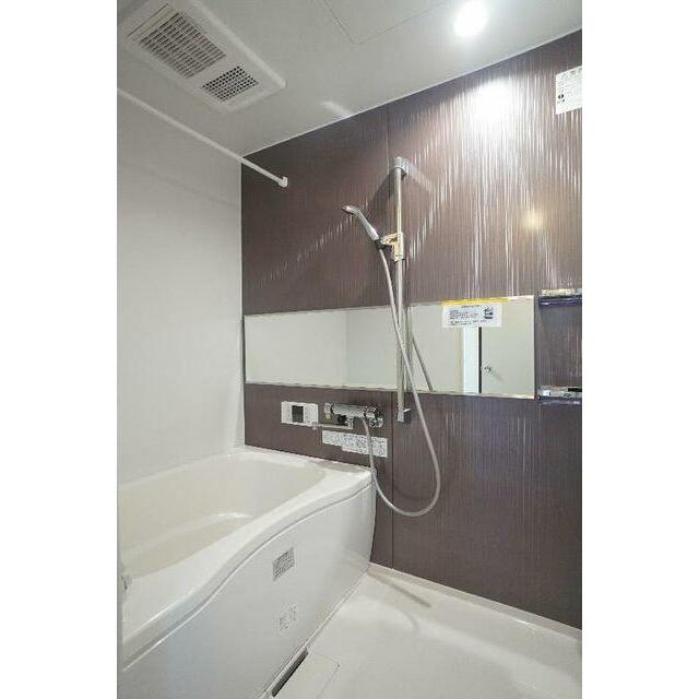 浴室はアクセントパネルを採用しております